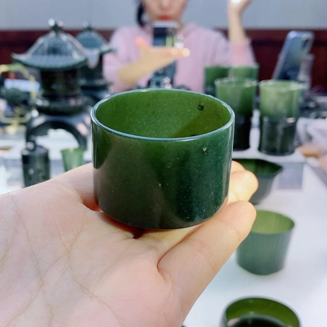 未镶嵌和田玉摆件微瑕