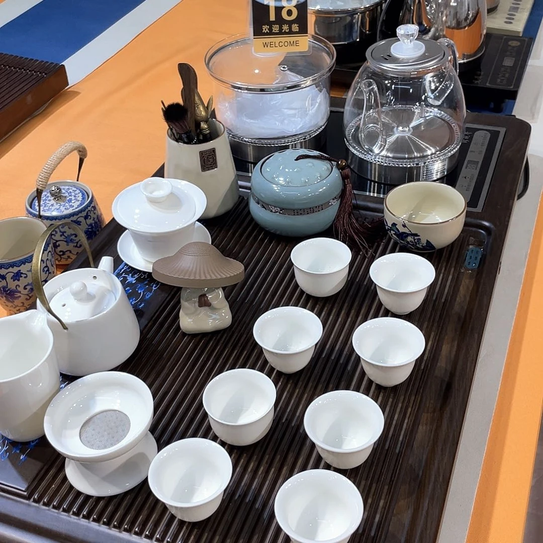 茶盘的形状也不规则和