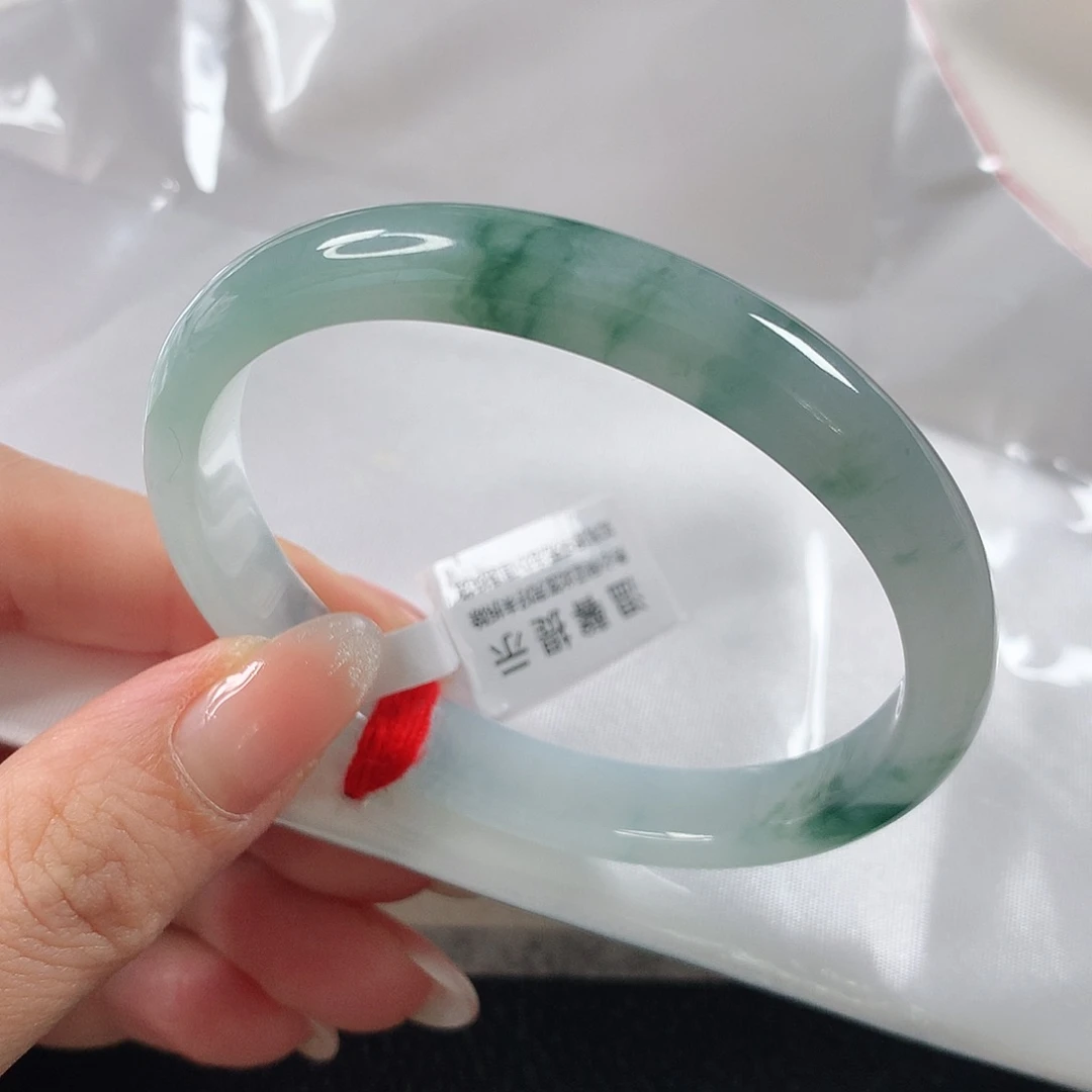 翡翠手镯未镶嵌?**** 贵妃