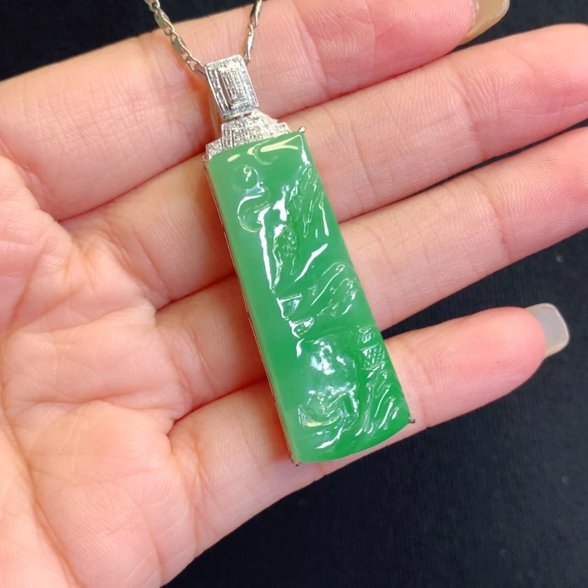 【闪购商品】颈饰18K金镶嵌翡翠山水牌
