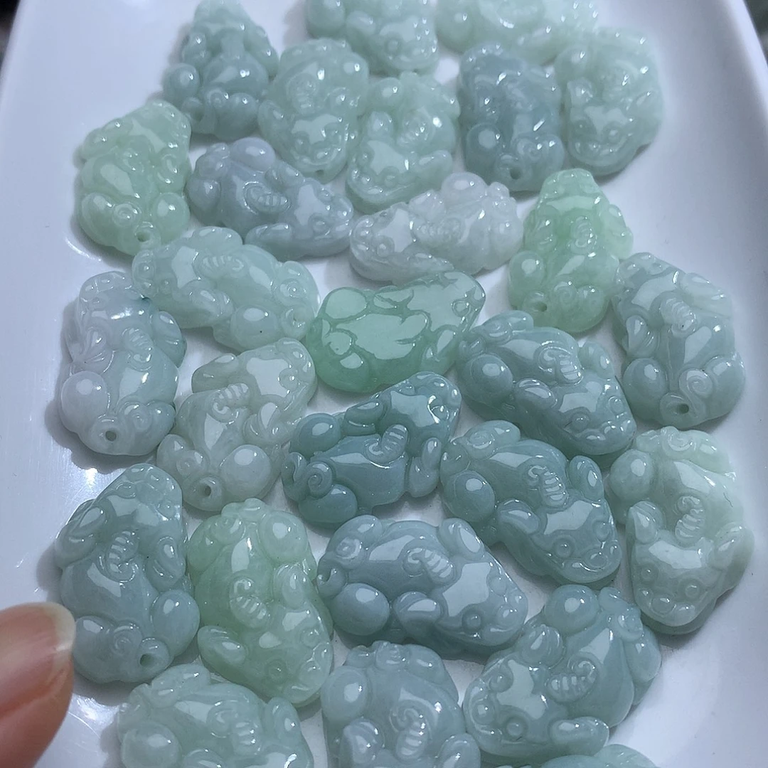 翡翠未镶嵌颈饰，多样发发其一