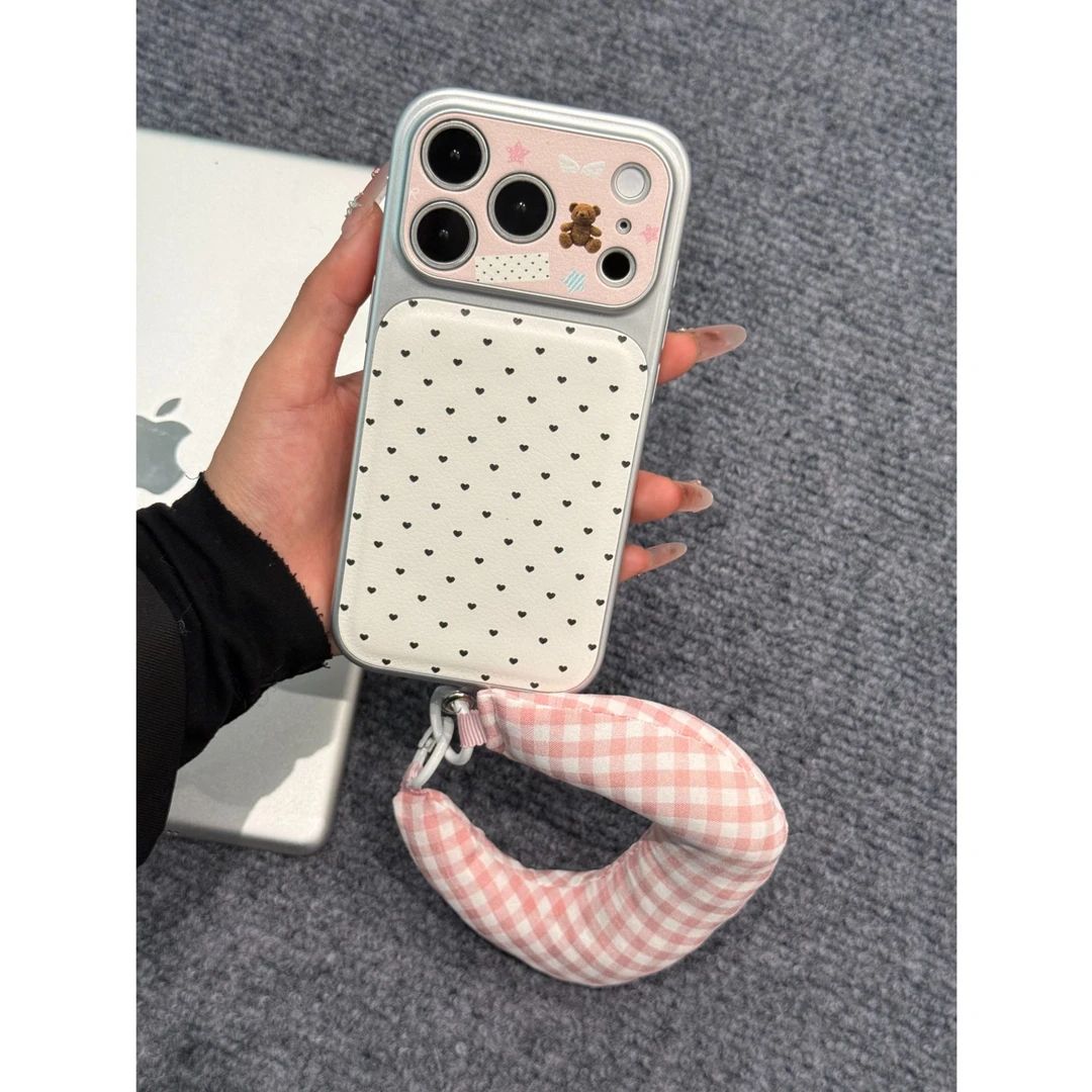 皮质白底黑色满屏爱心小熊手机壳适用iPhone17promax精孔包相机键