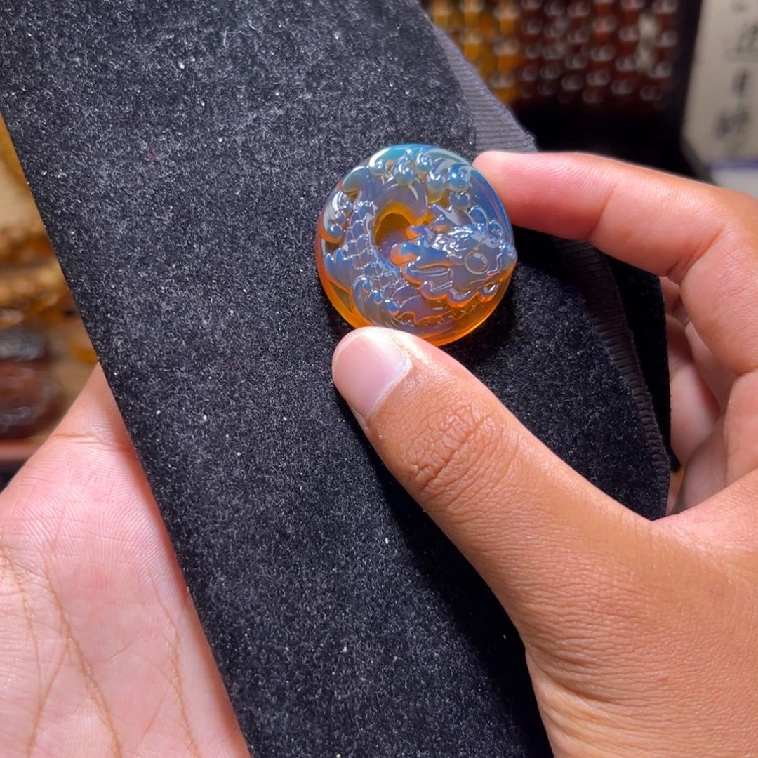 琥珀未镶嵌颈饰小龙鱼