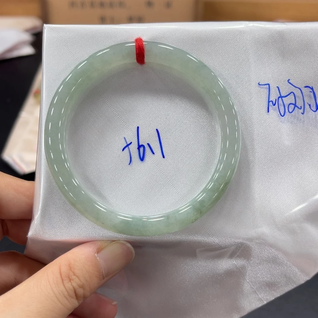 翡翠手镯未镶嵌翡翠