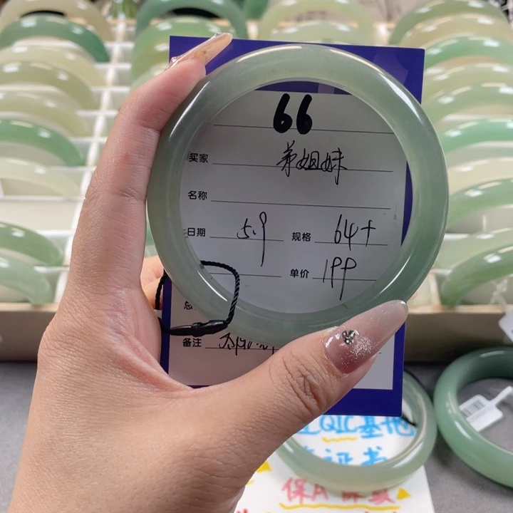 石英质玉手镯未镶嵌弟**。