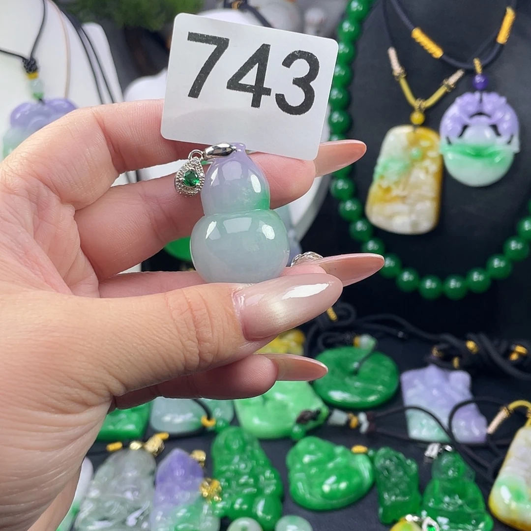 翡翠未镶嵌吊坠(赠链)