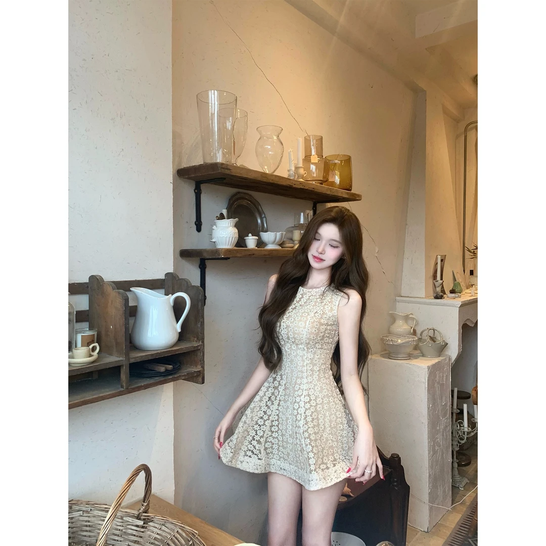 kubiliv娇俏 flora千金感 南法重工小雏菊刺绣蕾丝无袖收腰连衣裙