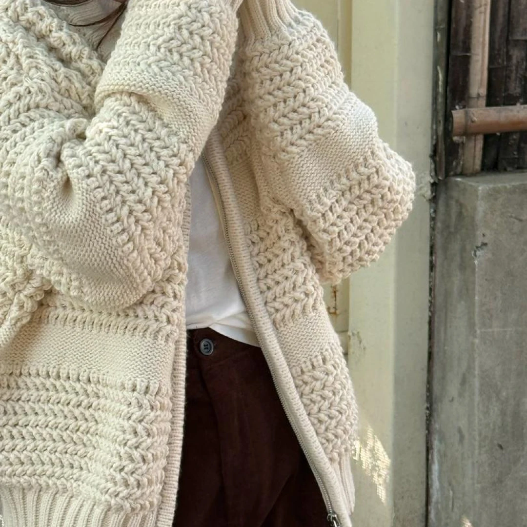 周大富|“温暖壁炉”粗针针织加密菠萝纹理外套