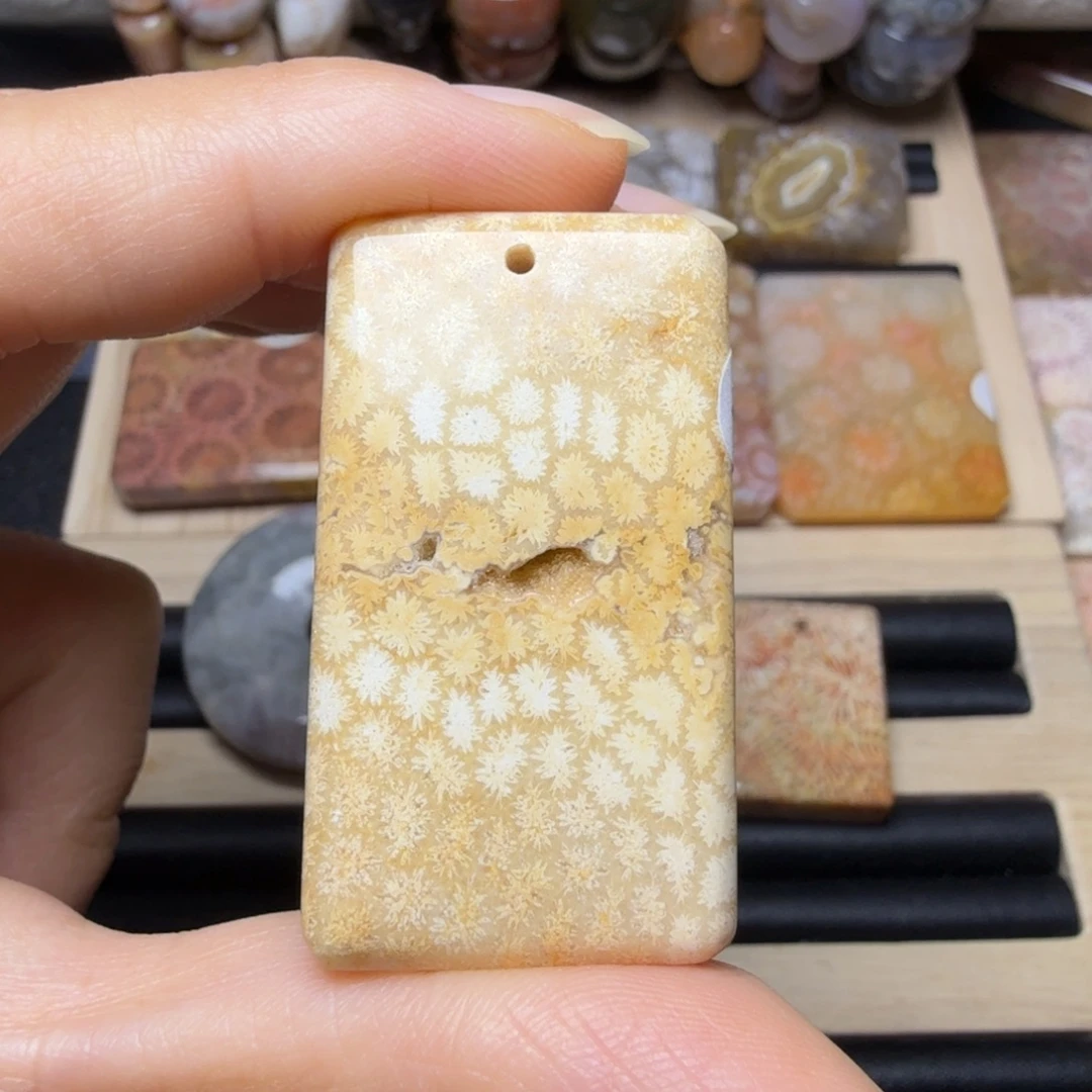 硅化玉未镶嵌带晶洞的黄枫叶