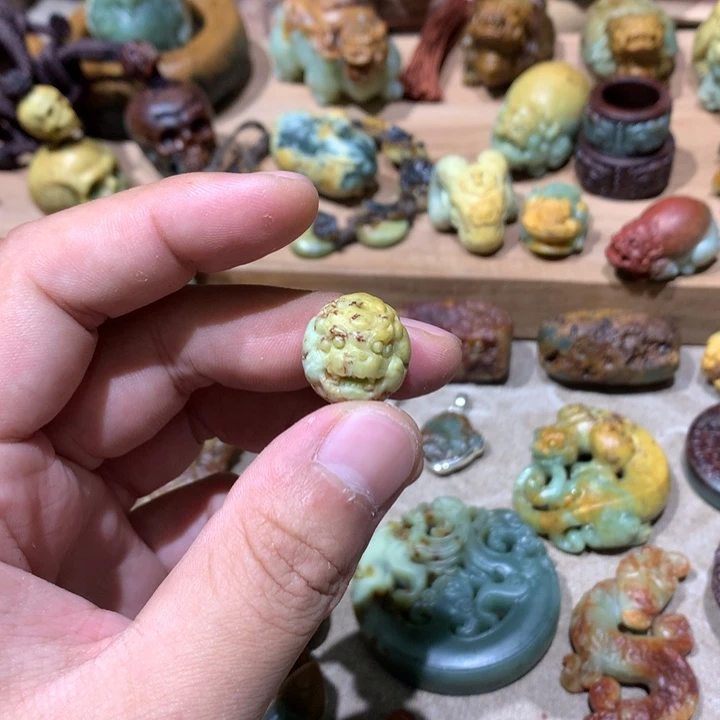 未镶嵌岫岩河磨玉（透闪石质玉）挂件