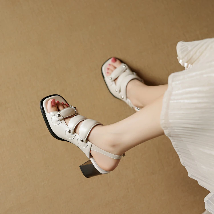 牛皮~7.5cm凉鞋女夏季新款方头高跟鞋粗跟真皮铆钉设计感露趾凉鞋