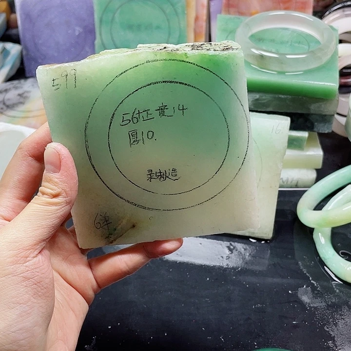 姜***)石英质玉未镶嵌手镯定制