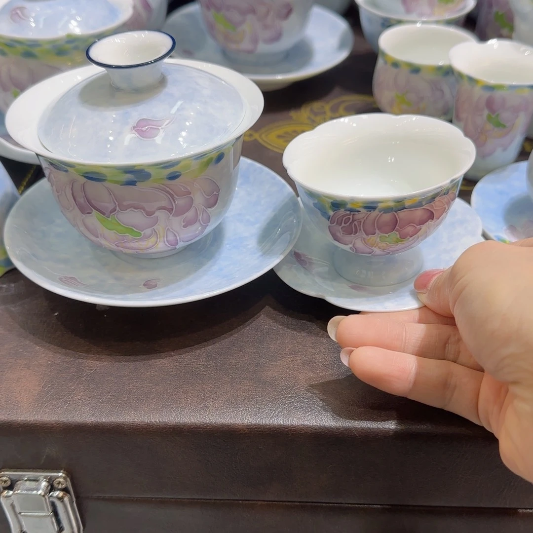 半***伤青花壶在景德镇工艺大师级工艺