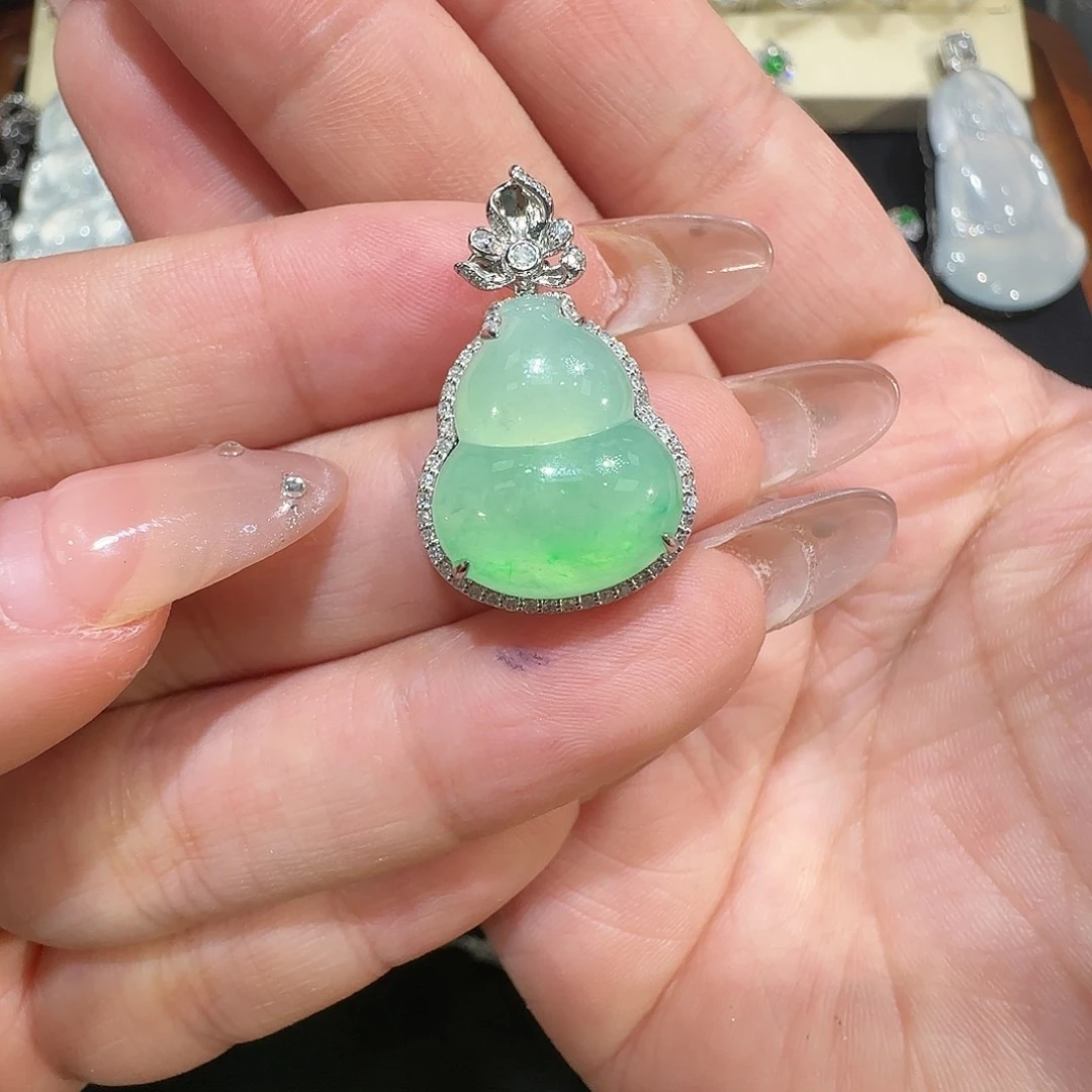 【闪购商品】颈饰18K金镶嵌翡翠