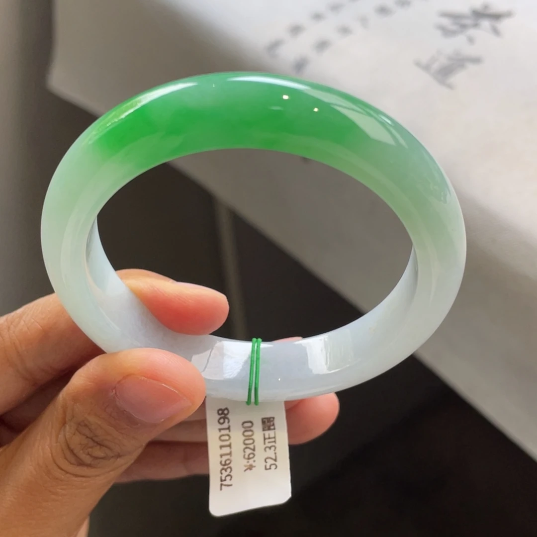 翡翠手镯未镶嵌一手/冰绿手镯（有纹漏）