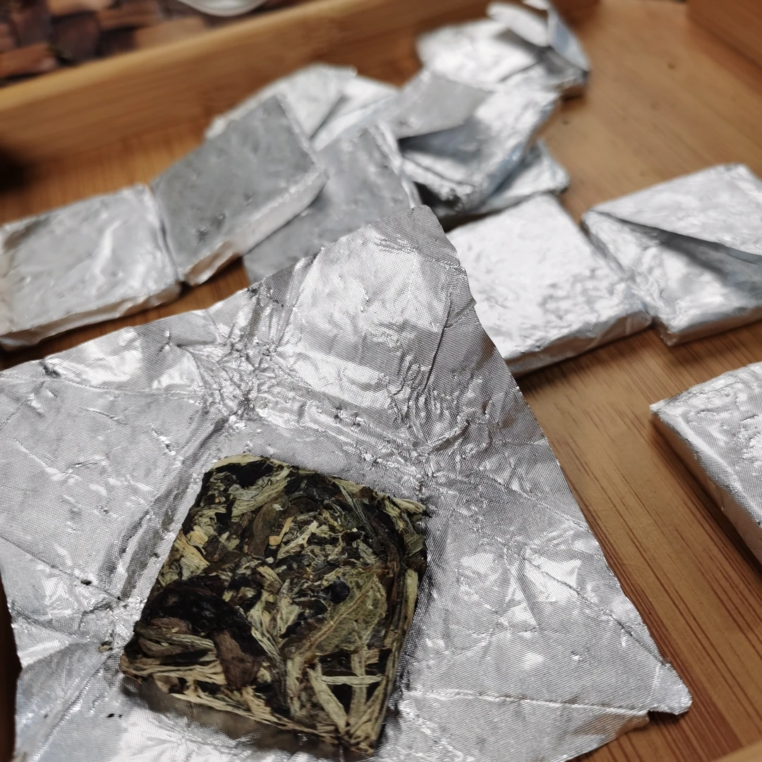 2024年哀牢山荒野白茶小方片（250g）2月4【47号】