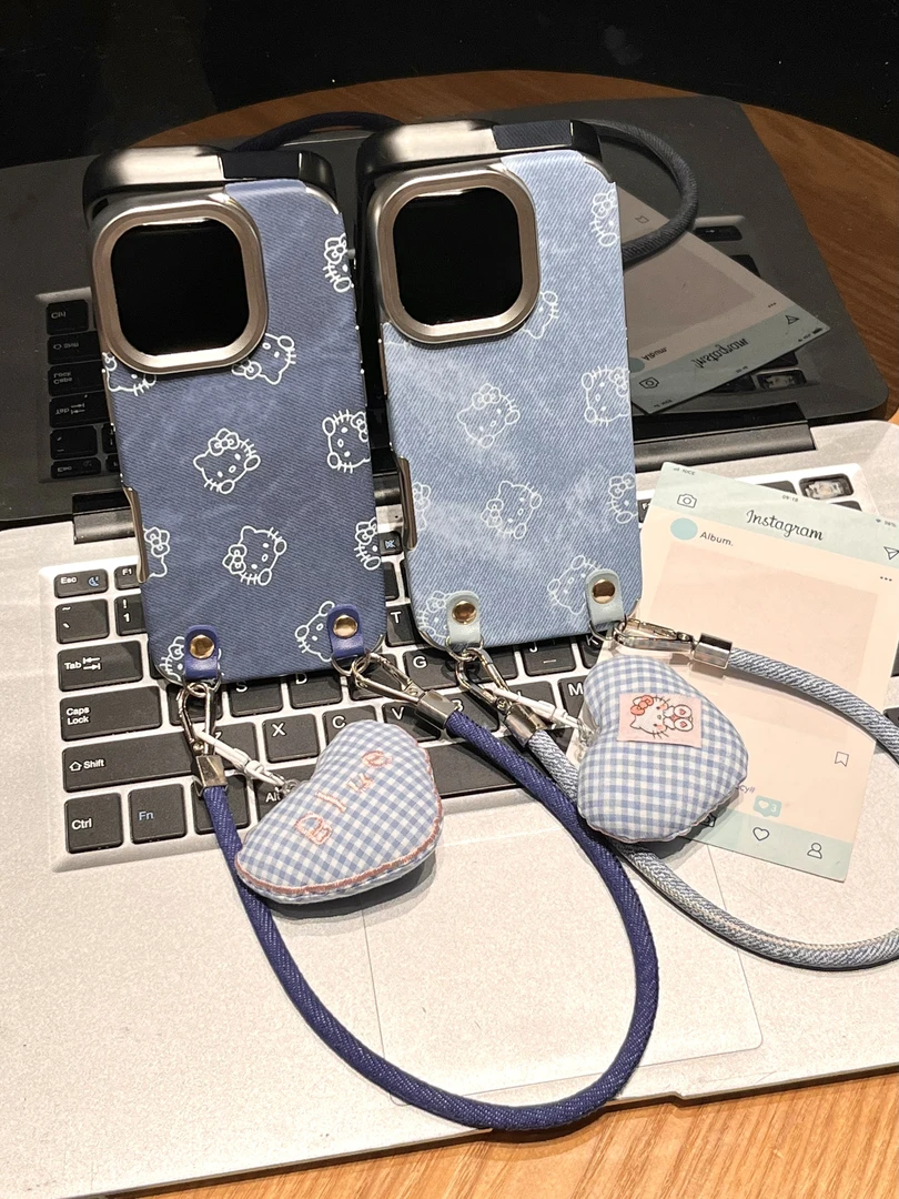 可爱刺绣KT贴皮壳带手绳适用苹果16/15/14/13防摔手机壳