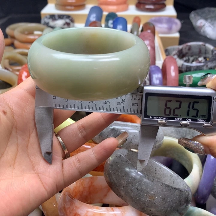 未镶嵌手镯石英质玉