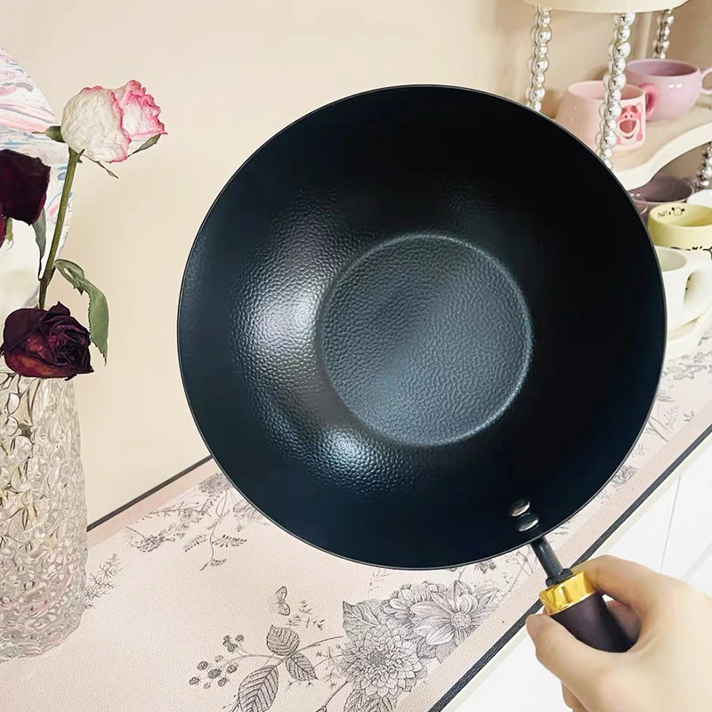 25022303B 锤纹带盖小铁锅炒锅24cm