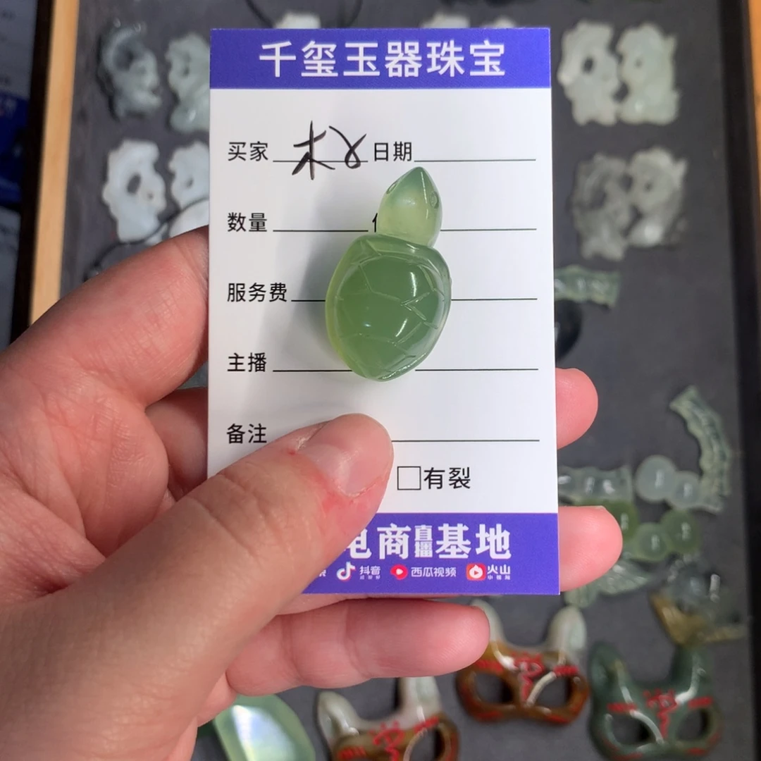 蛇纹石玉颈饰未镶嵌木**?