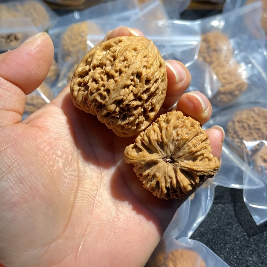 文玩核桃吊坠丑南疆石138