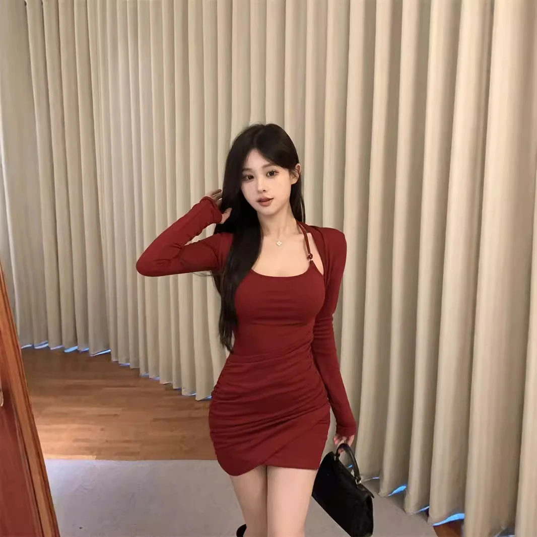 挂脖红色连衣裙女秋冬纯欲性感包臀绝美小妈裙修身显身材风情2025