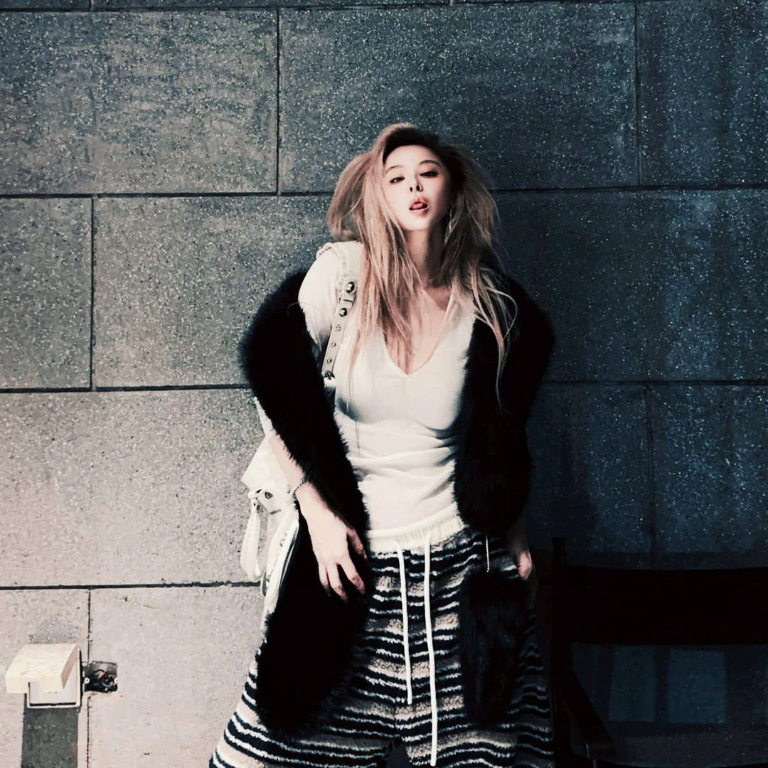 洪小妍自留超级好搭毛毛黑色短款牛仔运动夏季围巾保暖百搭秋冬