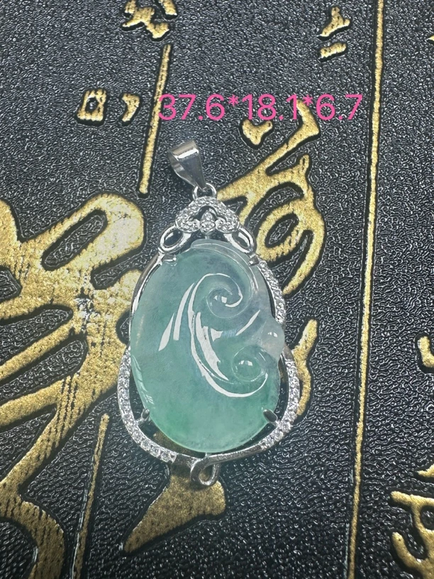 银镶嵌冰种起胶冰飘花如意翡翠吊坠