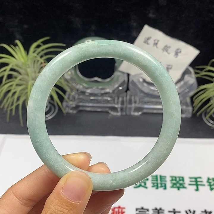 未镶嵌手镯翡翠28号。 60圈