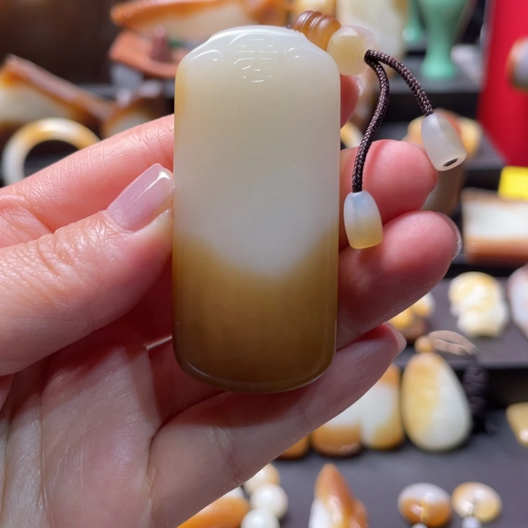 爱***年和田玉（糖玉）未镶嵌颈饰