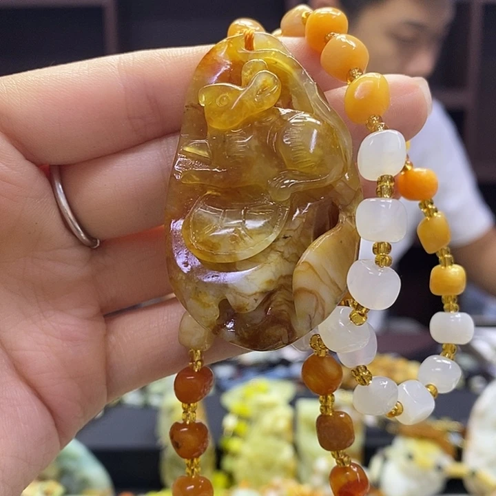 蛇纹石玉未镶嵌颈饰