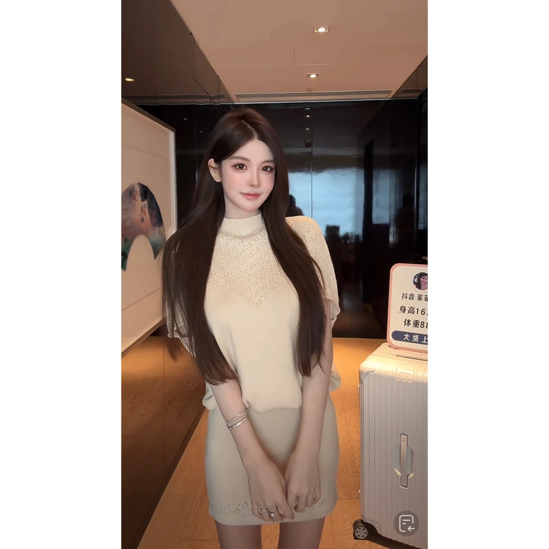 FAY【优雅恋人】镂空刺绣半高领慵懒感宽松蝙蝠袖针织连衣裙