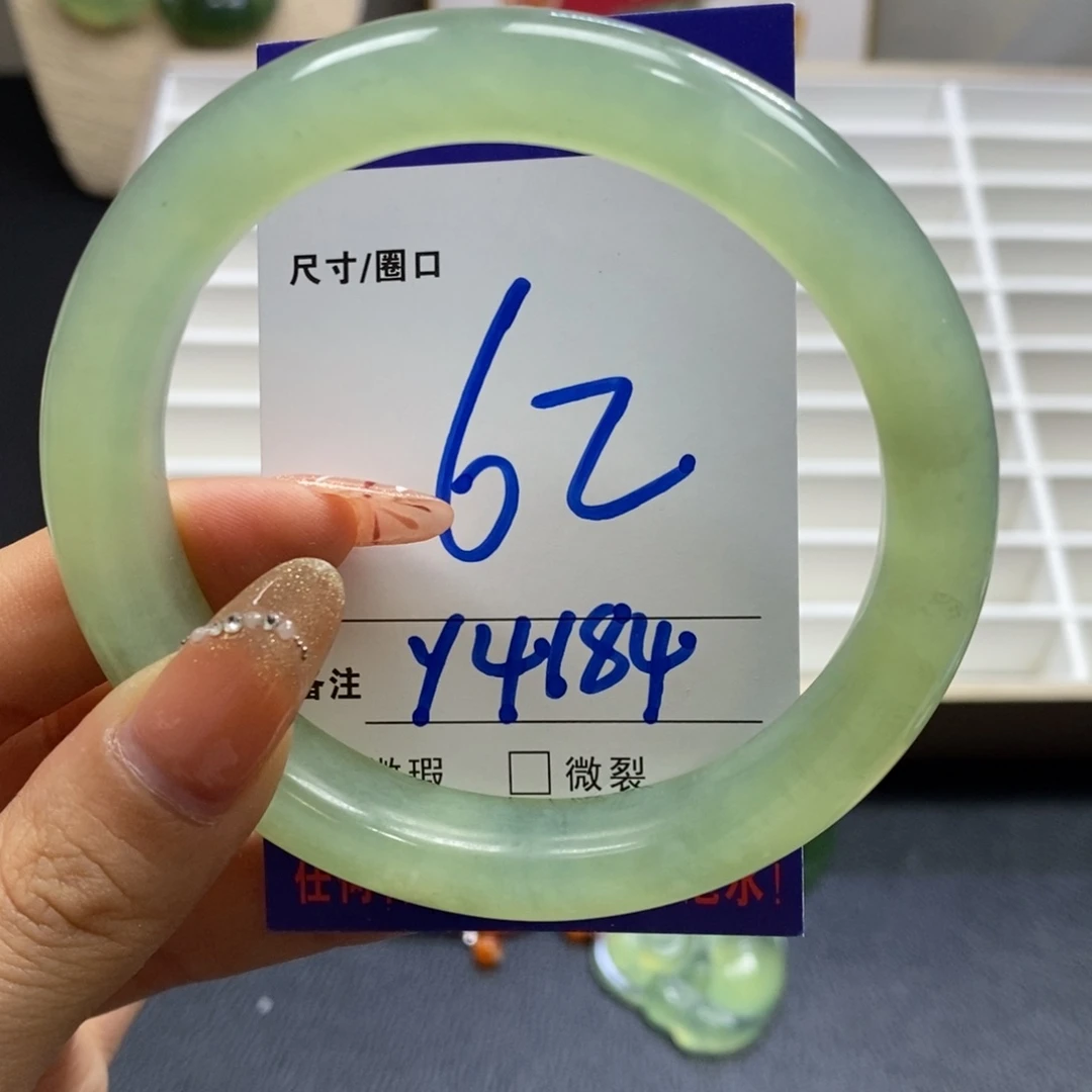 蛇纹石玉手镯足铂镶嵌