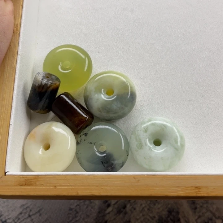 未镶嵌蛇纹石玉颈饰