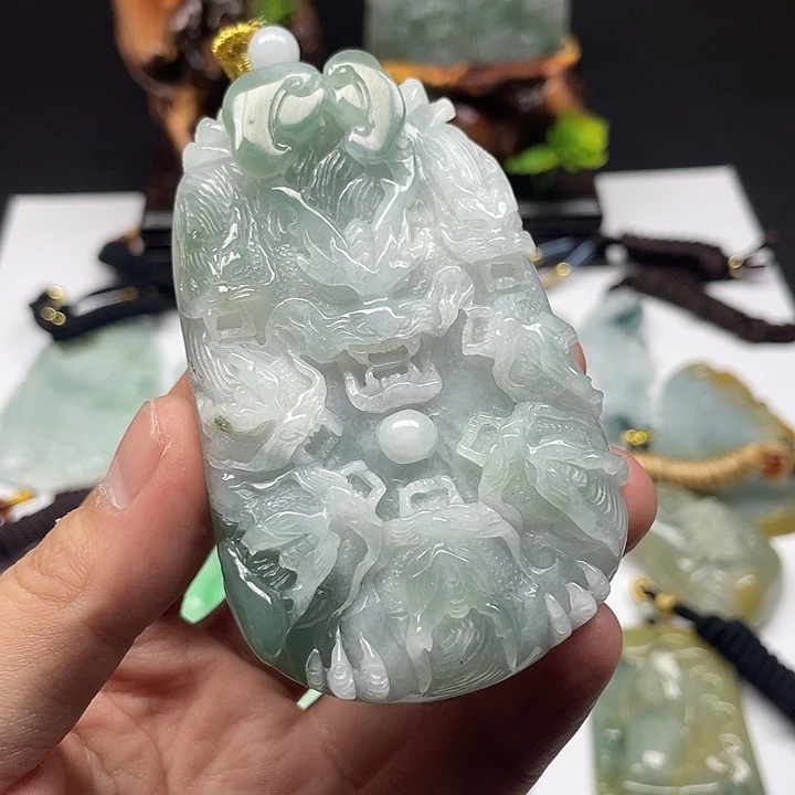 翡翠未镶嵌颈饰龙牌