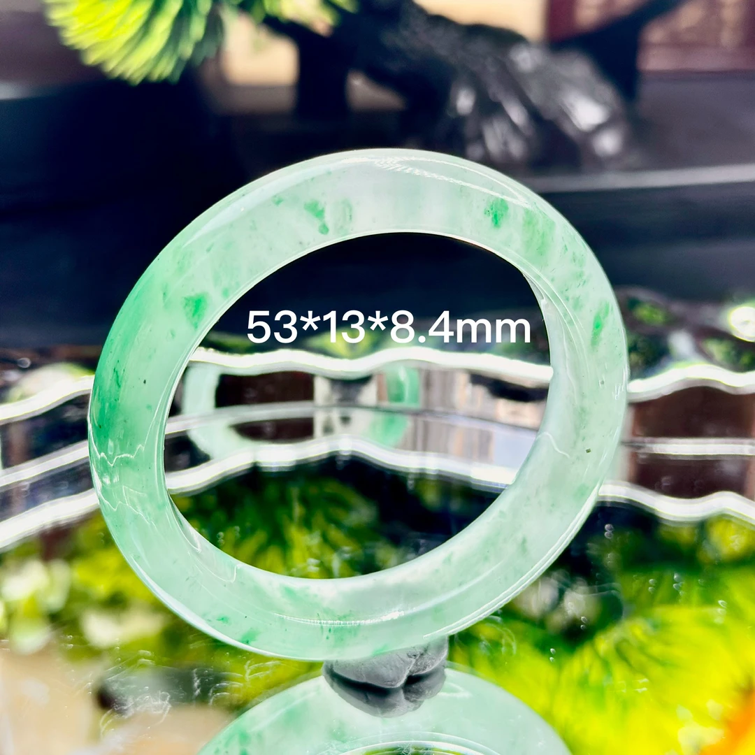 53正圈宽12.8厚8.2高冰起光白底飘绿花近干净天然非洲翠带证书