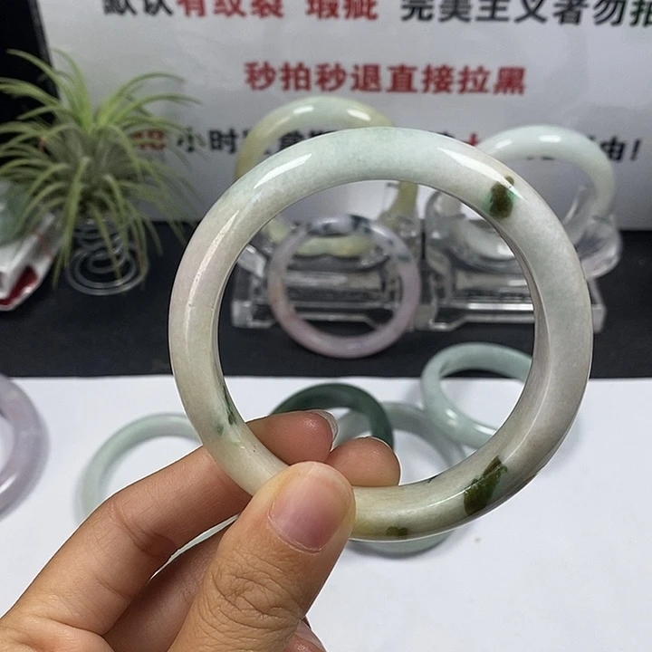 未镶嵌手镯翡翠33号。 56.8圈