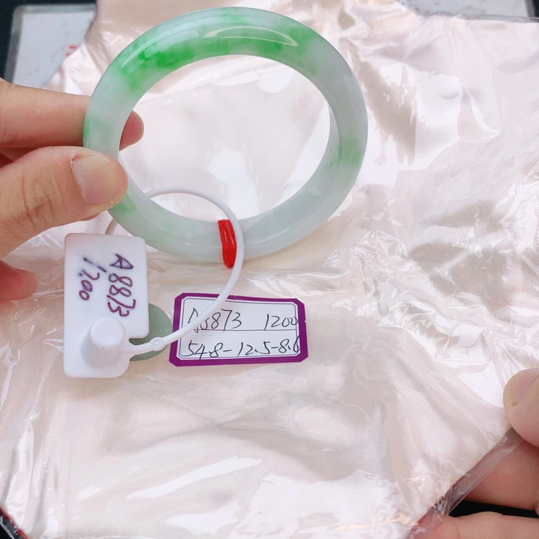 翡翠手镯未镶嵌翡翠