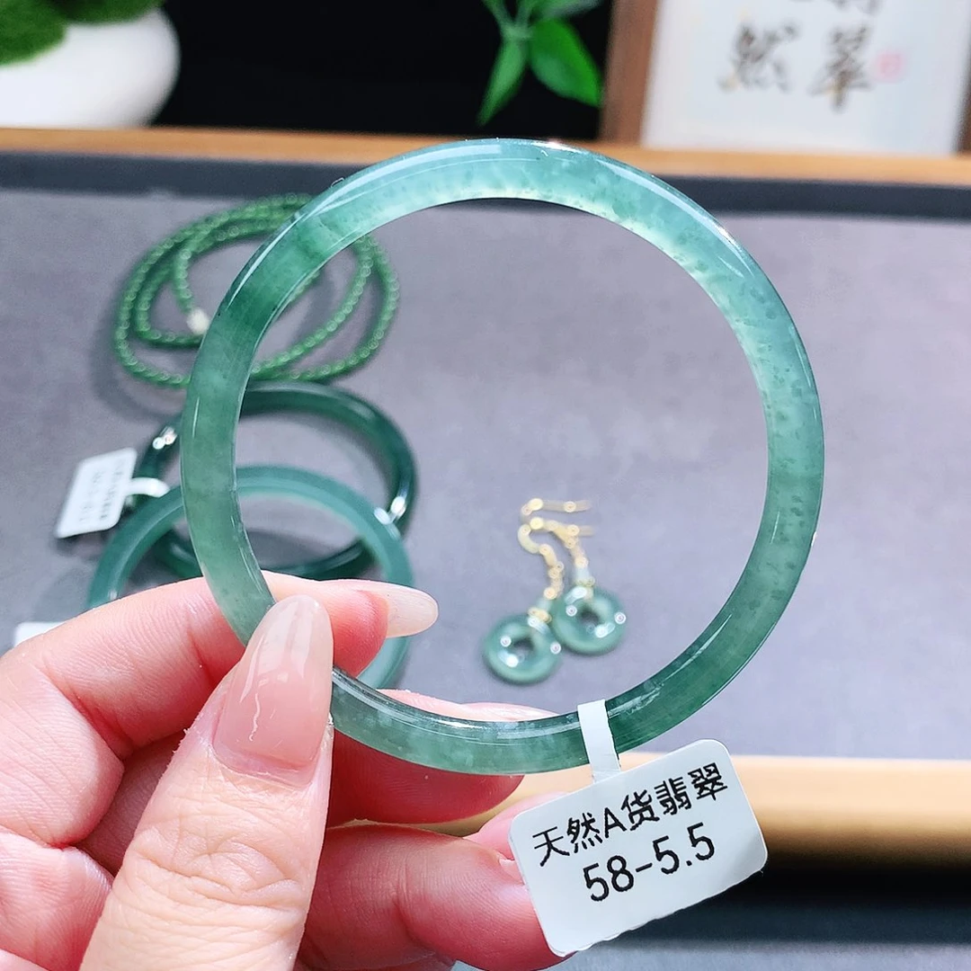 翡翠手镯（圆镯）未镶嵌