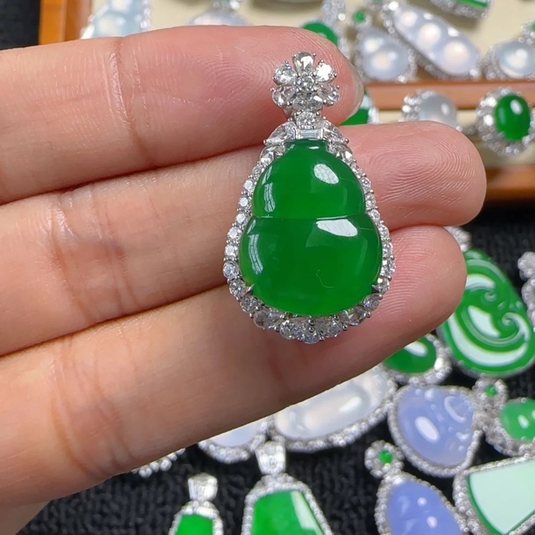 翡翠18K金镶嵌颈饰吊坠