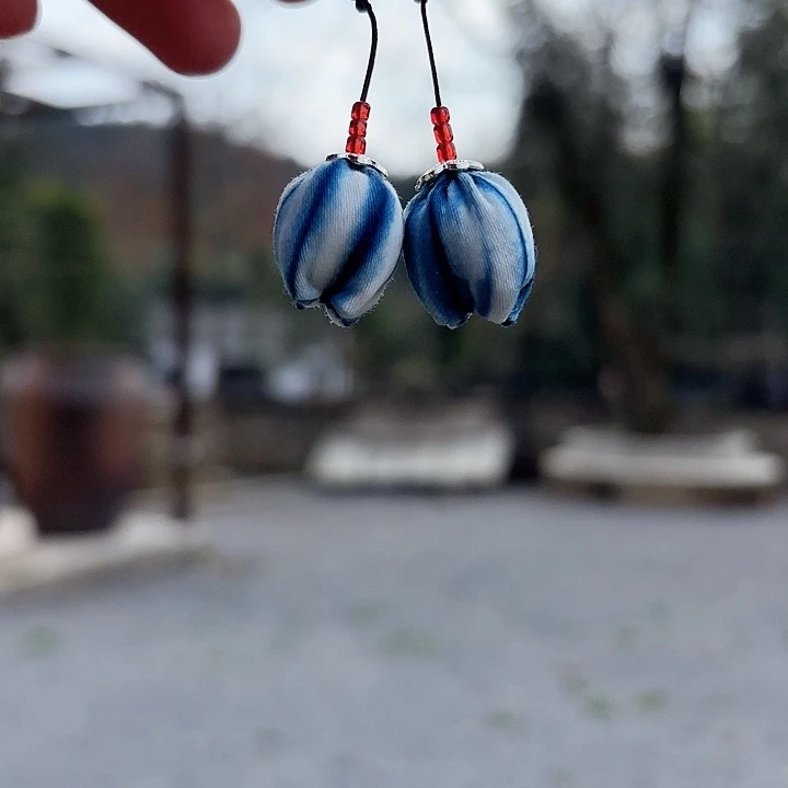 郁金香蓝染银针耳环