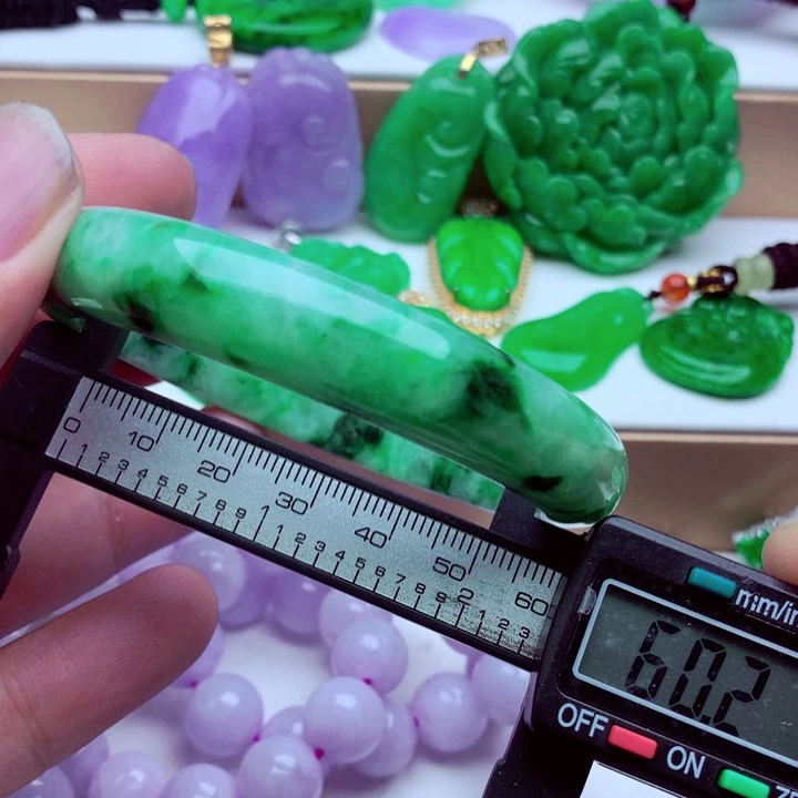 翡翠未镶嵌手镯……