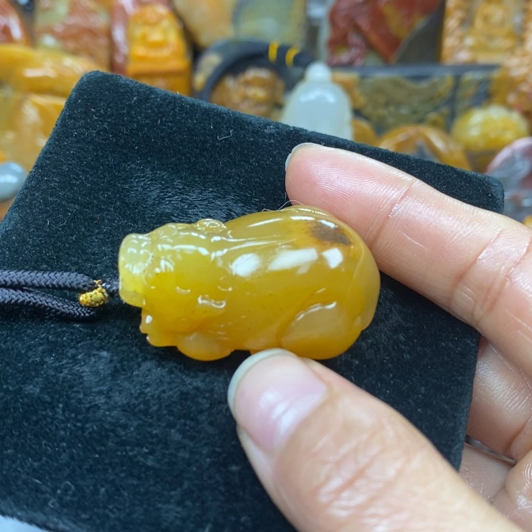 未镶嵌石英质玉（黄龙玉）颈饰