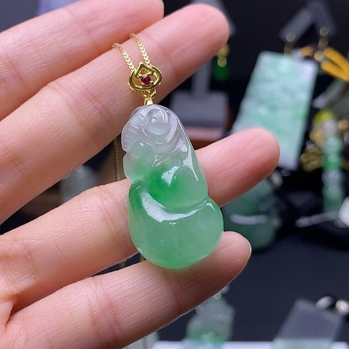 翡翠未镶嵌吊坠(赠链)