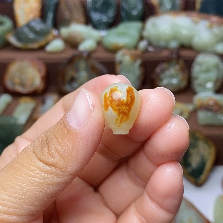 小***儿岫岩河磨玉（透闪石质玉）未镶嵌颈饰