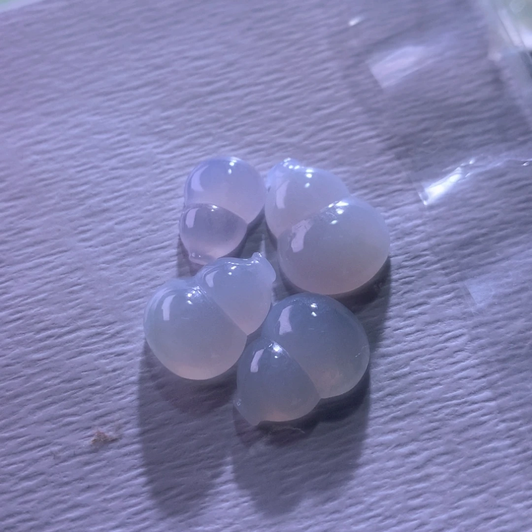 翡翠未镶嵌颈饰一手