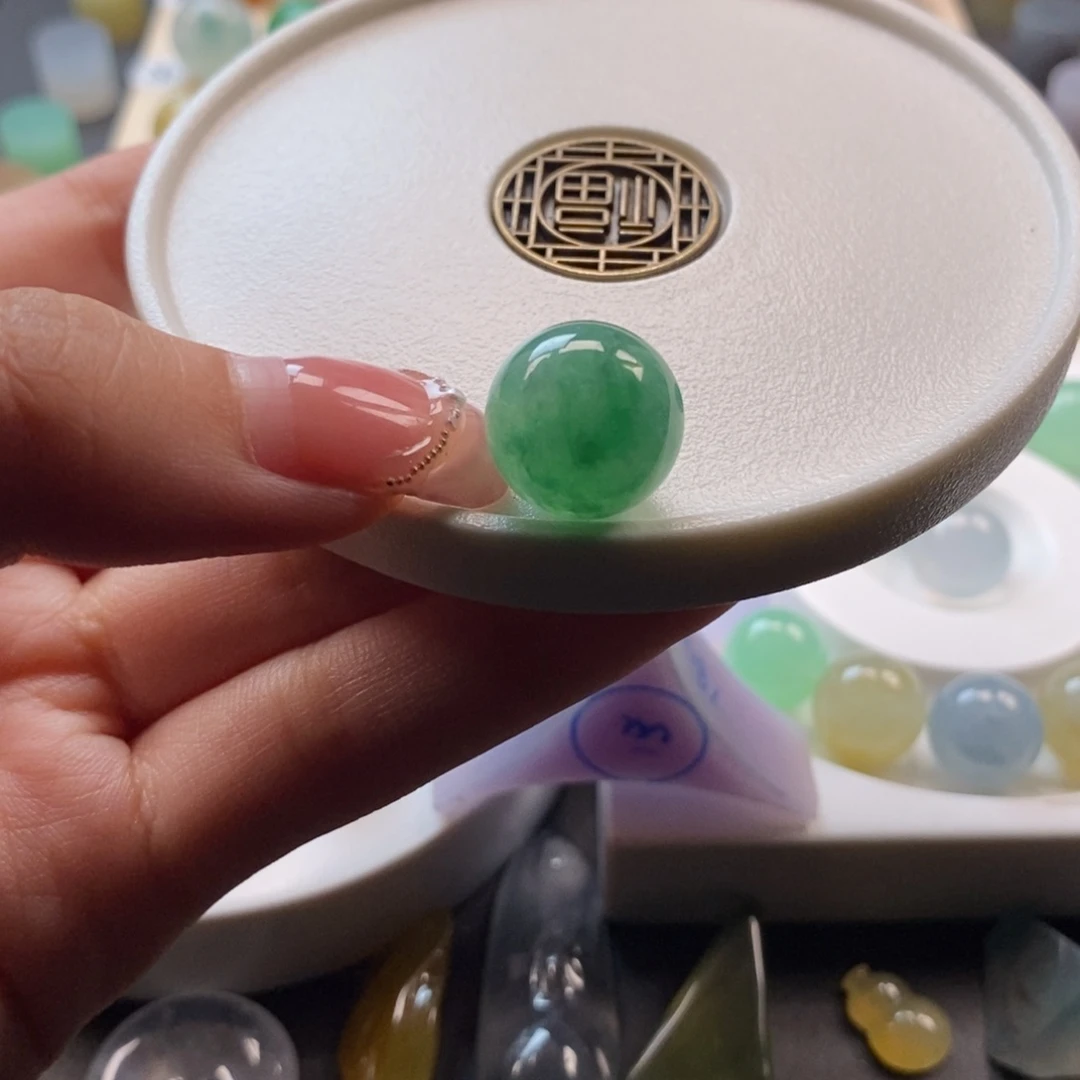 翡翠未镶嵌颈饰冰绿底飘绿花圆珠卡13.8+