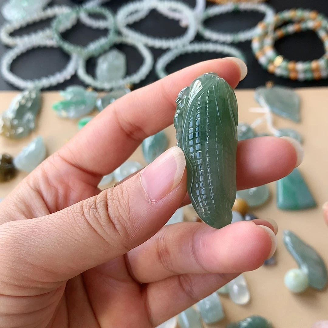 翡翠未镶嵌颈饰玉米