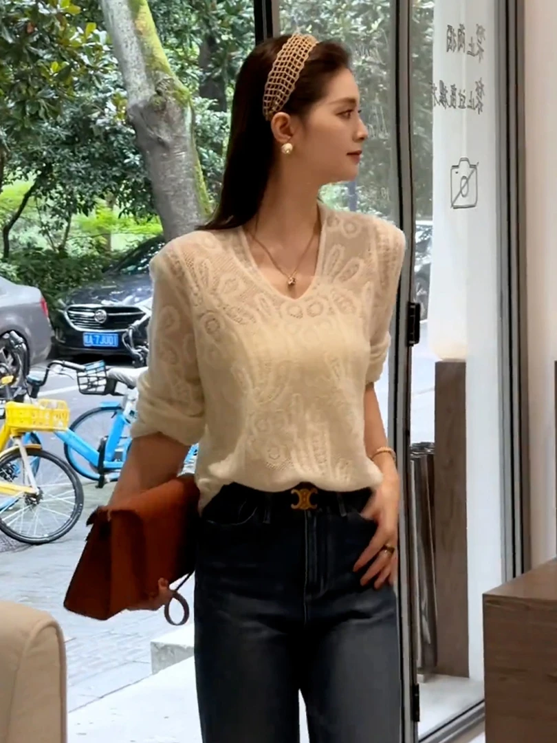 早秋韩系穿搭气质高级感软糯巨好看白色v领蕾丝钩花微透上衣女潮