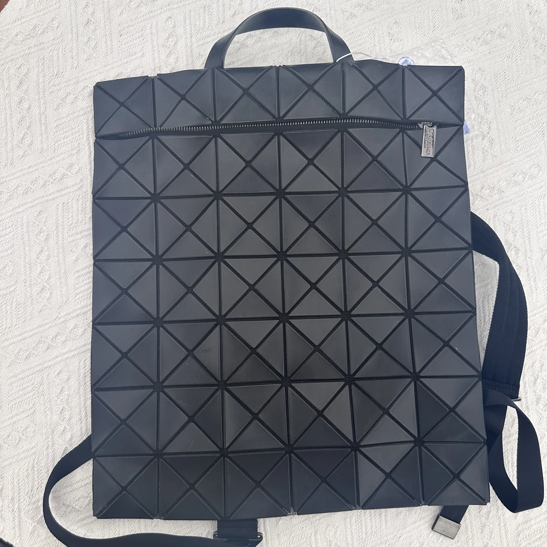 95新 Issey Miyake/三宅一生 【文子姐专属】/D0473/黑色双肩包